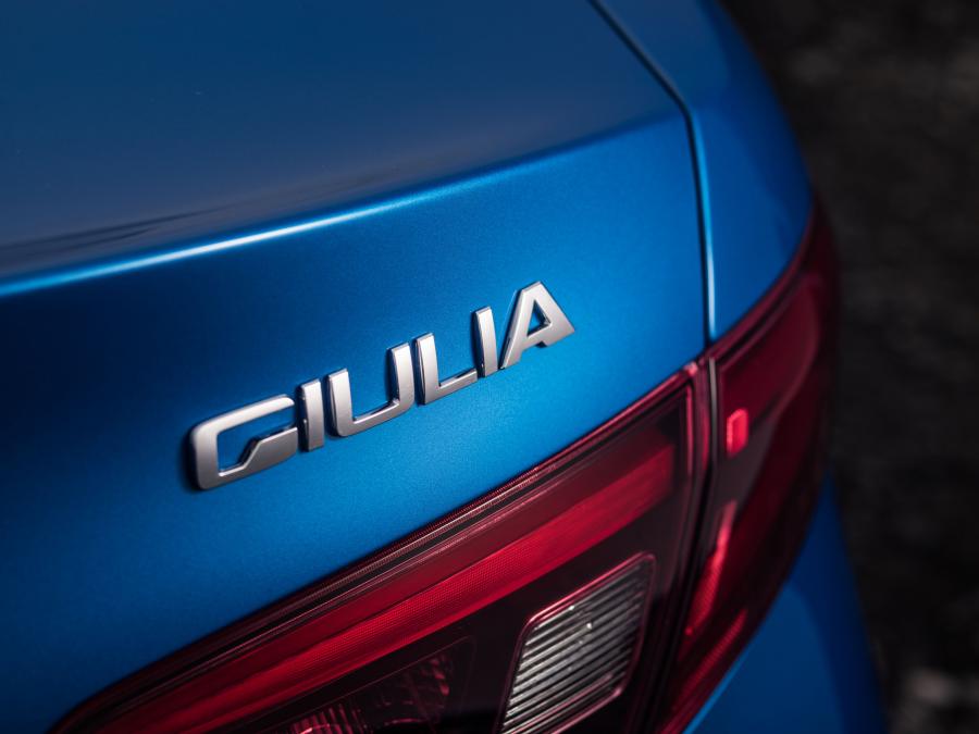 Логотип Alfa Romeo Giulia Veloce (952) 2017 года  (UK) (фото 19 из 24)